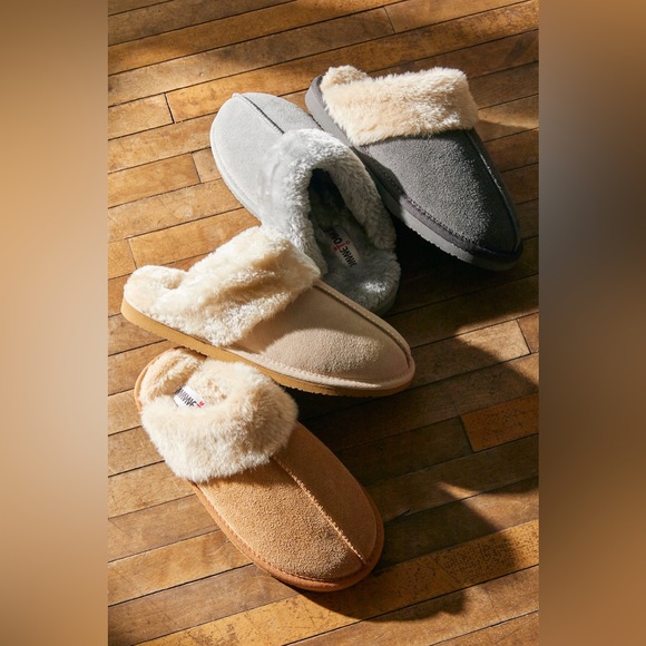 Minnetonka Tan and Cream Chesney Slippers - Picture 4 of 15